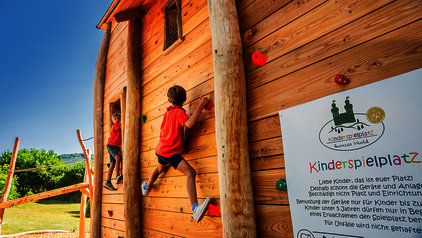 Spielplatz am Berggasthof, Kinder klettern