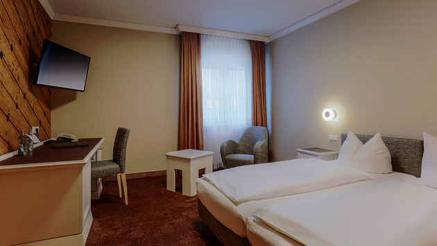 Wohlfühlzimmer Lärche mit einer Wand aus Lärchenholz 