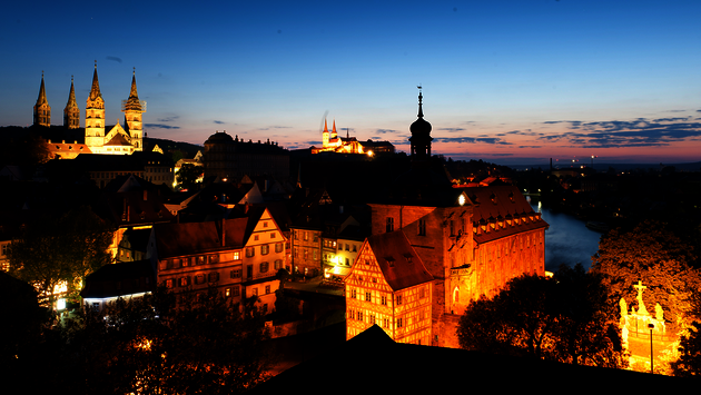 Altstadt vom Bamberg in der Abenddämmerung.