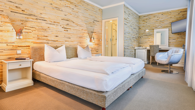 Wohlfühlzimmer Solnhofener mit einer Wand aus Solnhofener Naturstein