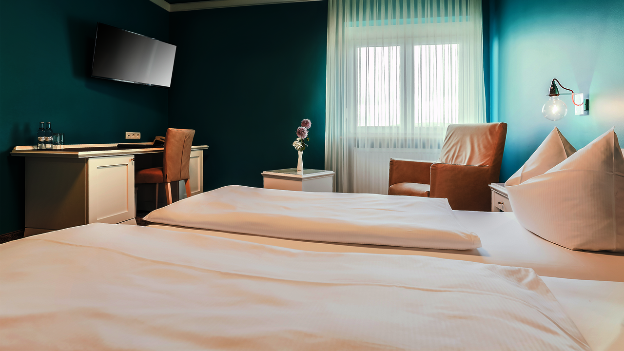 Wohlfühlzimmer Dioptas ganz in der Farbe Petrol gestrichen