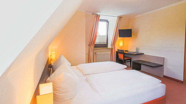 Standardzimmer, Altbauzimmer mit kleinem Bad
