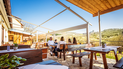Die Terrasse vom Berggasthof Banzer Wald mit Ausblick auf Kloster Banz