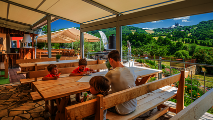 4 Kinder beim Eis essen auf unserer Terrasse.