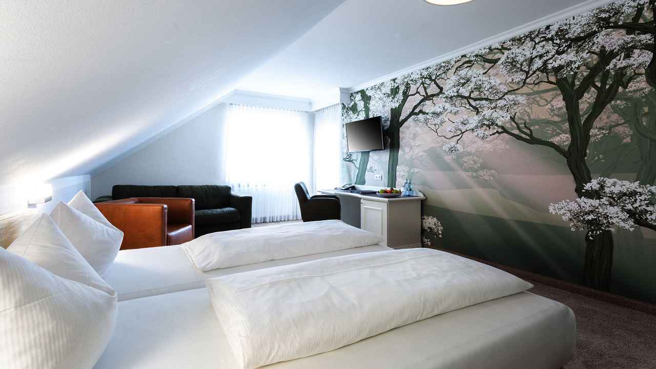 Wohlfühlzimmer Maxi Banzer Wald mit einer Wald-Motivtapete.