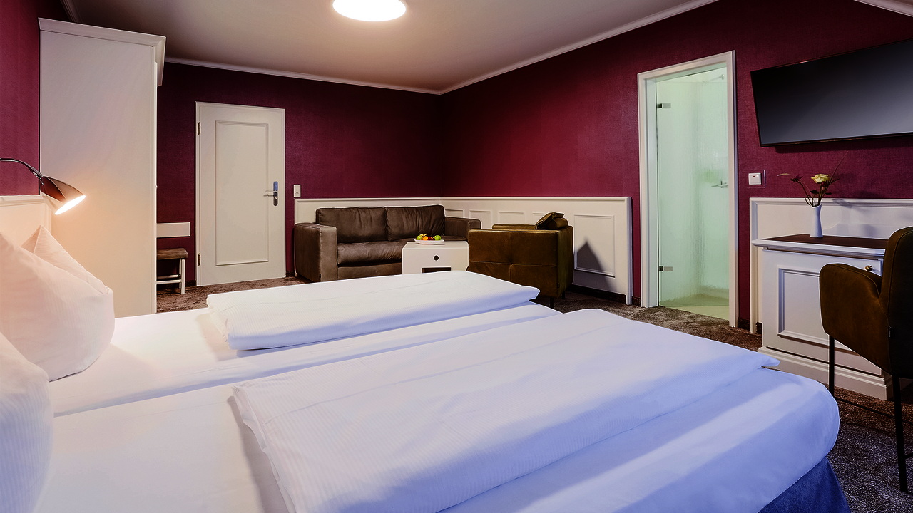 Wohlfühlzimmer Maxi Orchidee mit lila Tapete