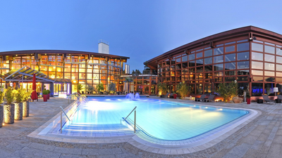 Außenansicht der Obermain Therme, großes Außenbecken 