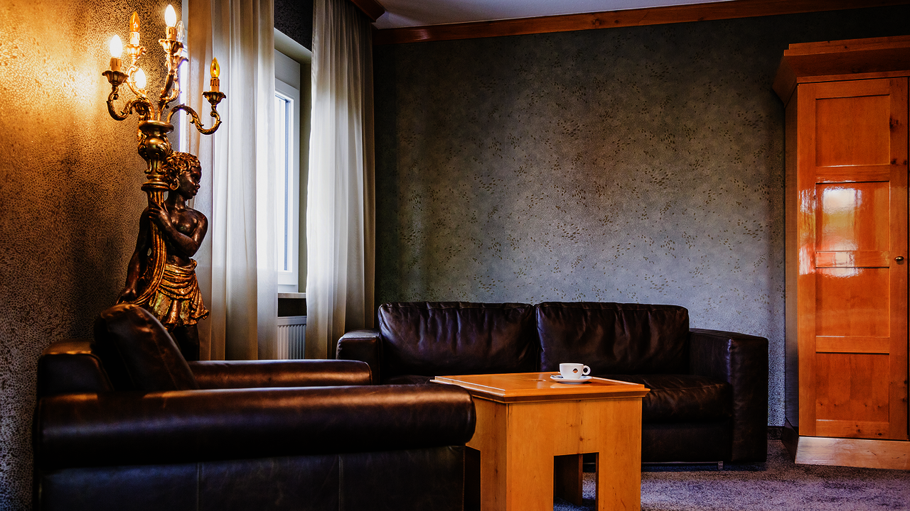 Wohlfühlzimmer Maxi Plus Mohr mit einer Mohrenfigur (Coburger Mohr) als Lampe