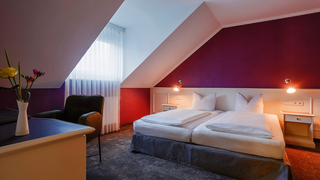 Wohlfühlzimmer Maxi Orchidee mit lila Tapete
