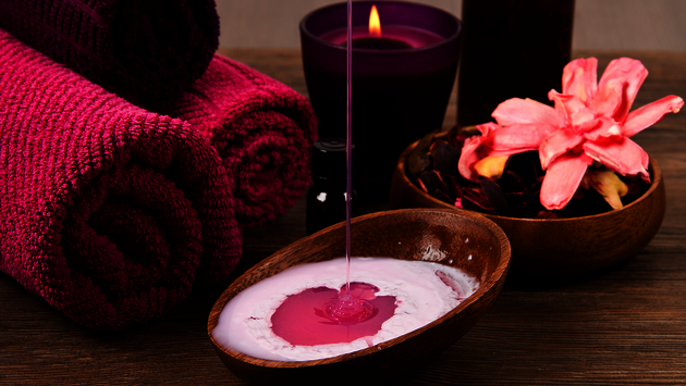 Pinke Badetücher und Massageöl