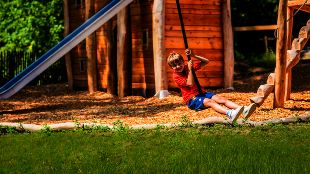 Spielplatz am Berggasthof, Kind fährt Seilbahn