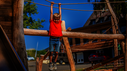 Spielplatz am Berggasthof, Kind hängt am Klettergerüst