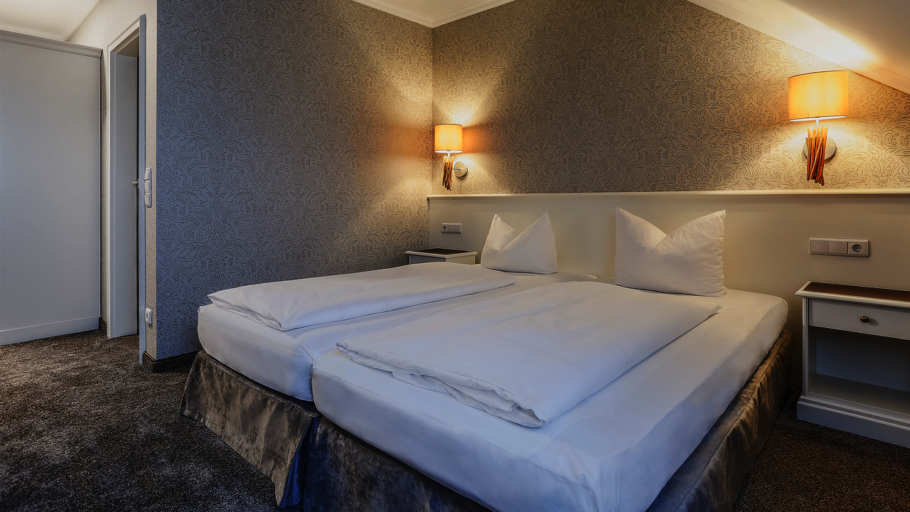 Wohlfühlzimmer Silber mit silberner Ornamenttapete