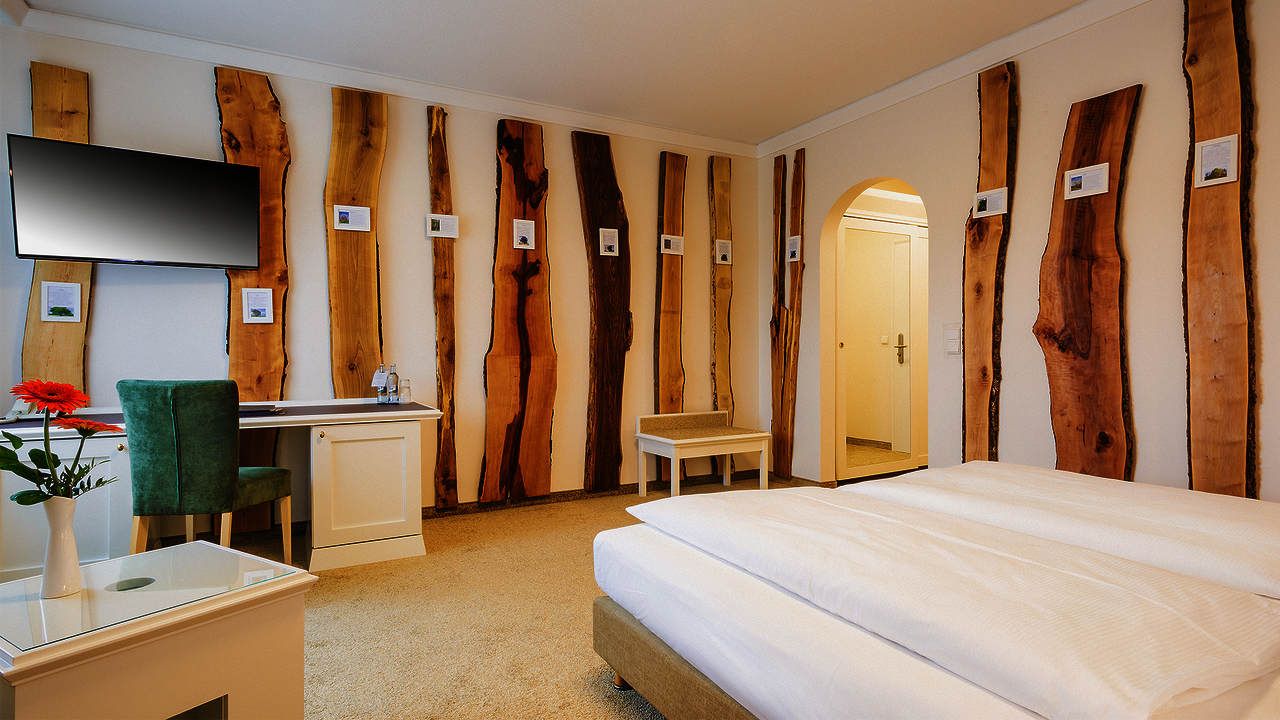 Wohlfühlzimmer Heimische Hölzer mit verschiedenen Holzarten an den Wänden