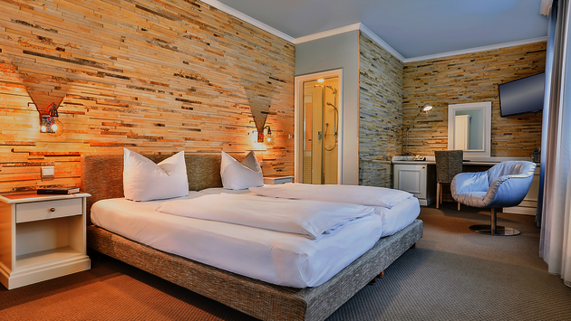 Wohlfühlzimmer Solnhofener mit einer Wand aus Solnhofener Naturstein.