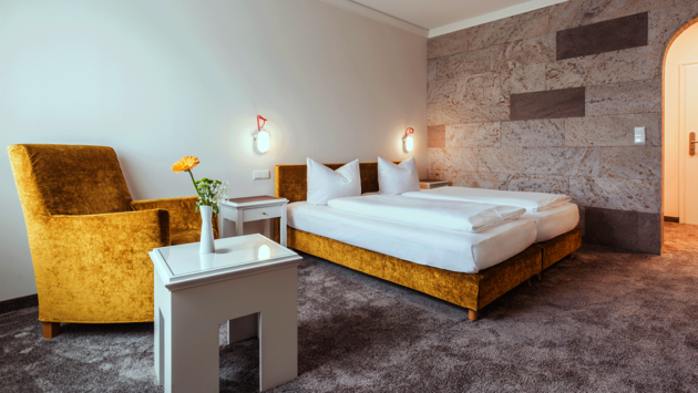 Wohlfühlzimmer Muschelkalk mit einer Wand aus Muschelkalk