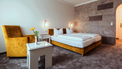 Wohlfühlzimmer Muschelkalk mit einer Wand aus Muschelkalk