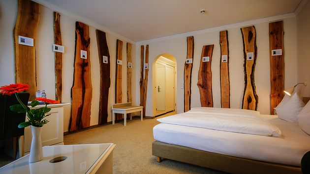 Wohlfühlzimmer Heimische Hölzer mit verschiedenen Holzarten an den Wänden.
