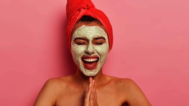 Junge Frau mit Gesichtsmaske