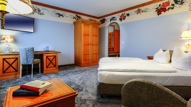 Wohlfühlzimmer Flora mit Blüten und Vogel Malerei