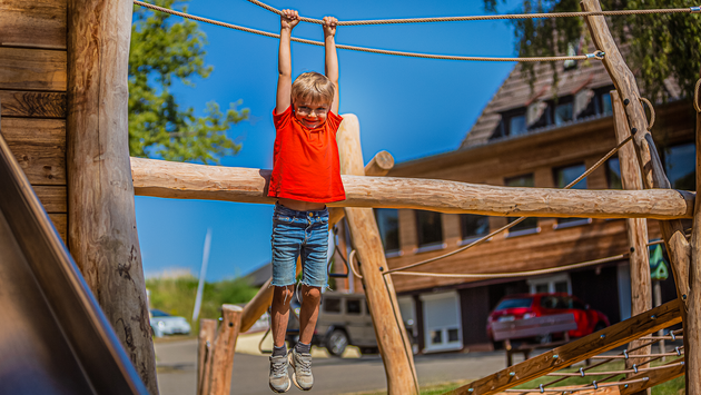 Spielplatz am Berggasthof, Kind hängt am Klettergerüst
